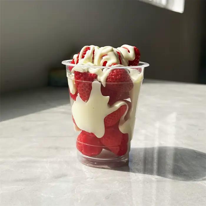 Tasse de thé au lait d'été, fruits, décoration de noël, accessoire de fête, chocolat frais, vanille,