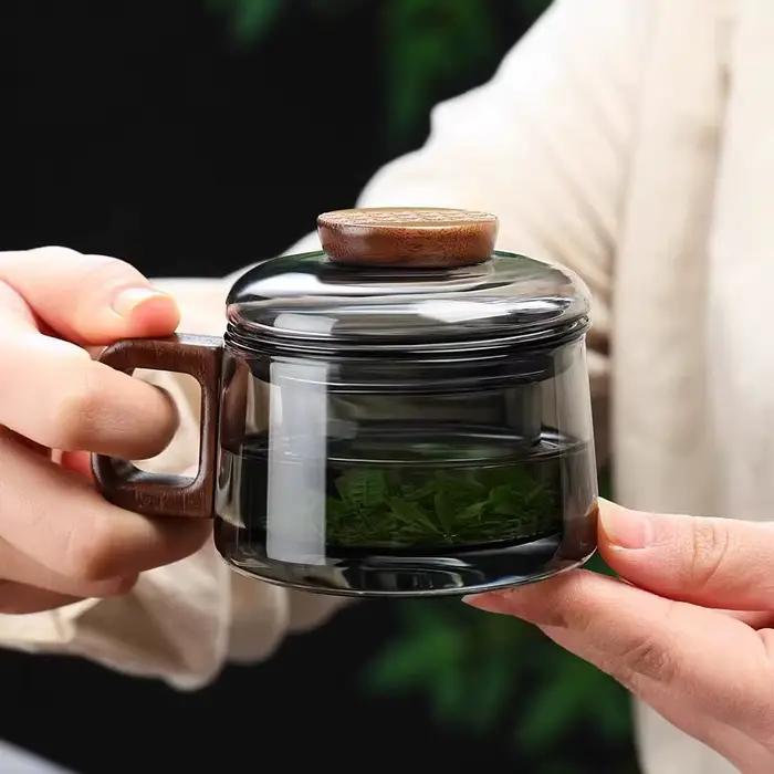 Tasse à thé en verre avec infuseur plus raide et couvercle