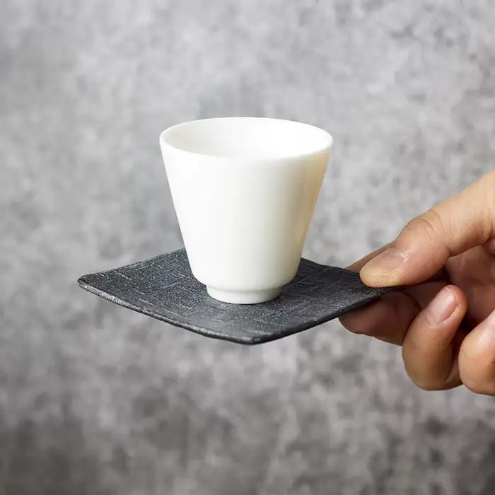 Sous-verre à thé en pierre naturelle noire sculptée à la main avec tressage de bambou