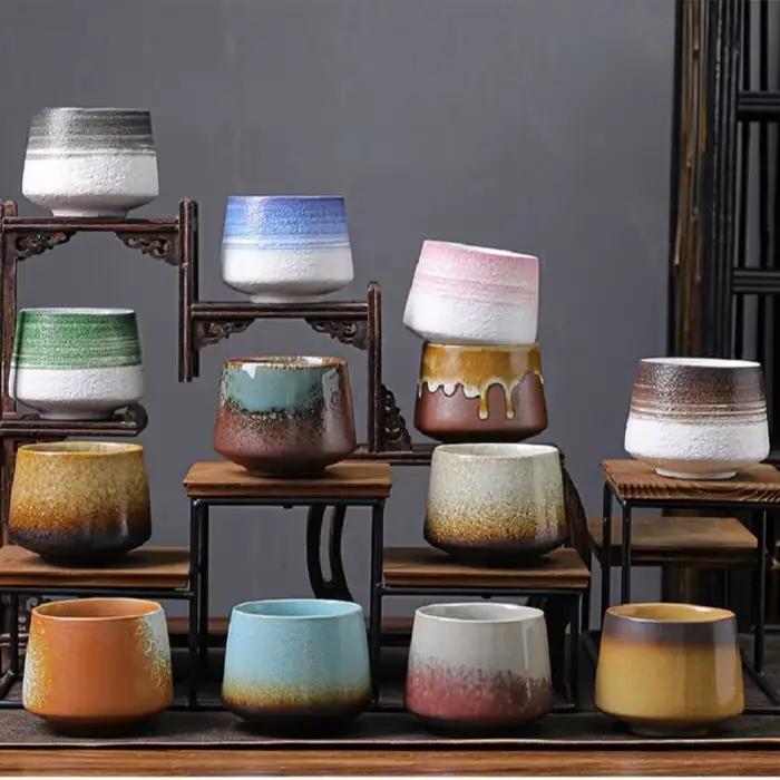 Tasses à thé colorées rétro