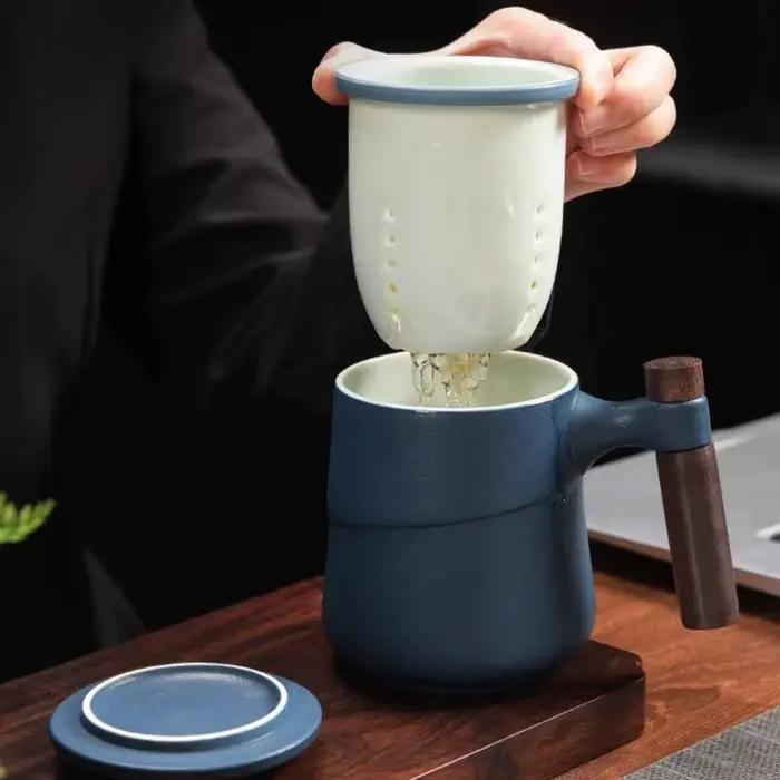 Tasse en céramique noire avec poignée en bois, compartiment pour thé, filtre intégré, design classique et européen, idéale pour bureau ou cadeau d'anniversaire