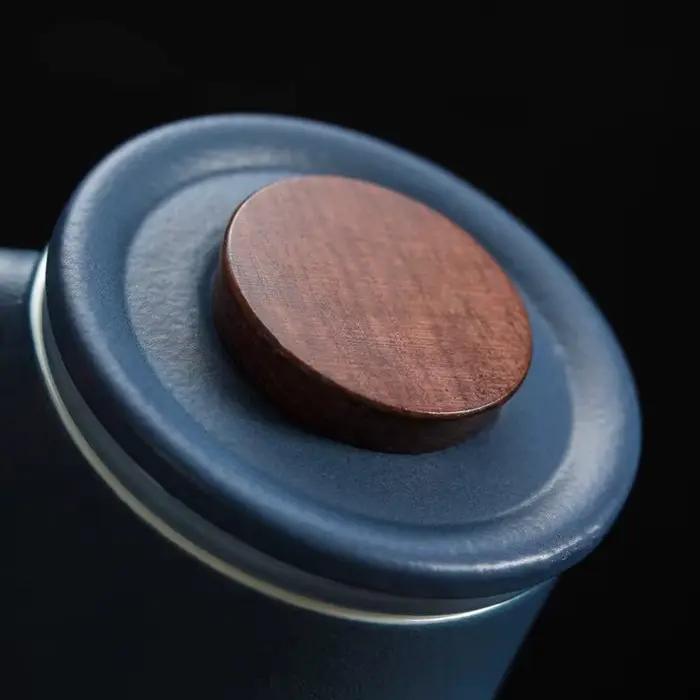 Tasse en céramique noire avec poignée en bois, compartiment pour thé, filtre intégré, design classique et européen, idéale pour bureau ou cadeau d'anniversaire