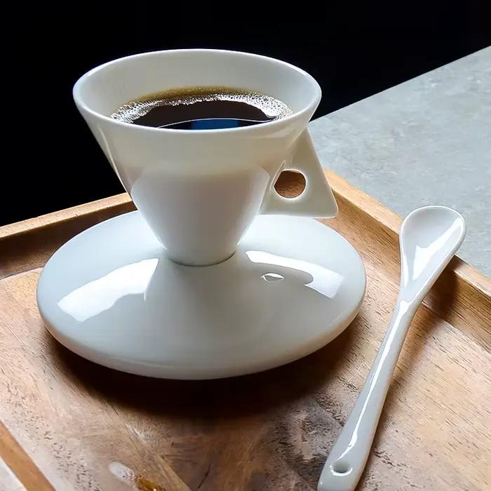 Ensemble de tasses à café et soucoupes fabriquées à la main en porcelaine d'os avec cuillère expresso partager