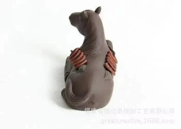 Figurine de thé en argile violette