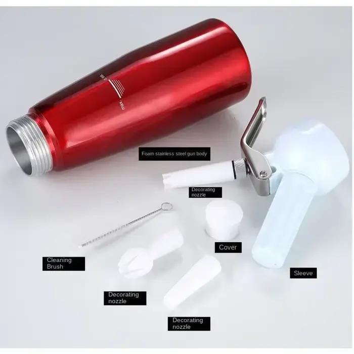 Gâteau fouetté crème pistolet distributeur