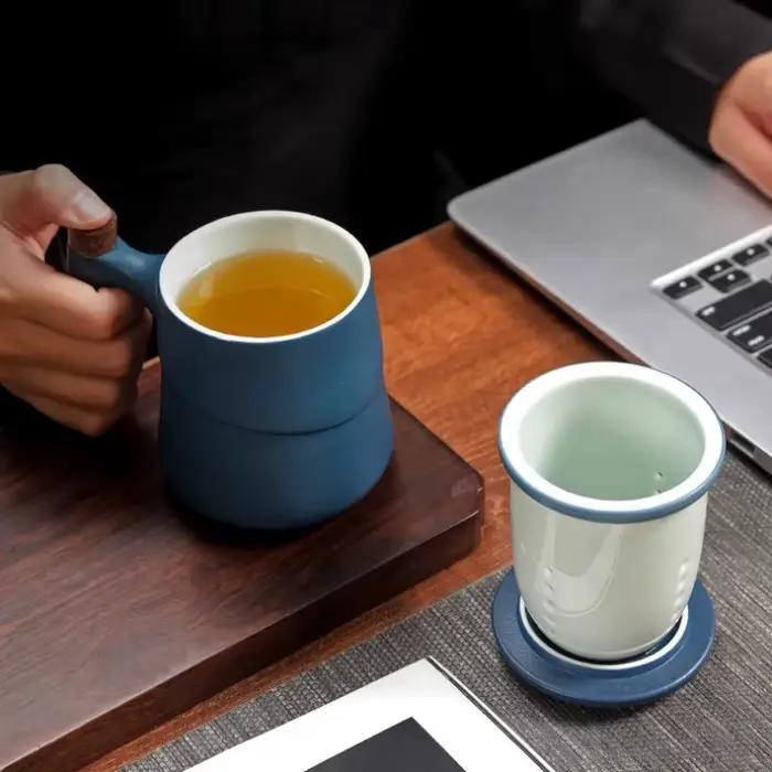 Tasse en céramique noire avec poignée en bois, compartiment pour thé, filtre intégré, design classique et européen, idéale pour bureau ou cadeau d'anniversaire