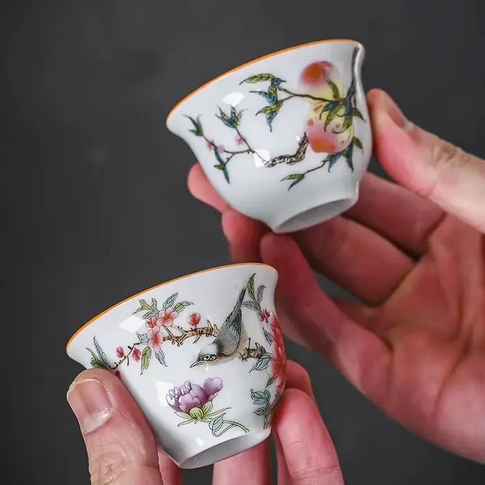 Tasse à thé en porcelaine blanche