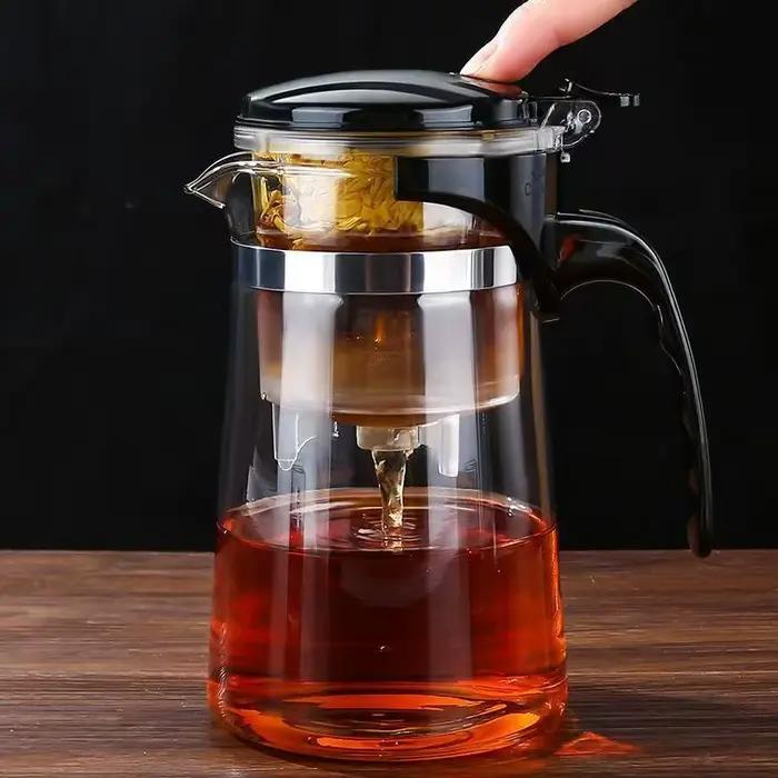 Tasse en verre élégante avec filtration intégrée pour thé et café pour moments de détente et occasions spéciales