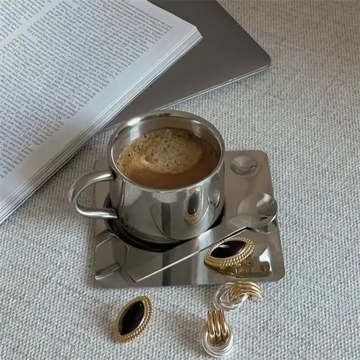 Ensemble de tasses à café avec cuillère, napperon de cuisine, boisson, tasse d'eau, accessoires de t