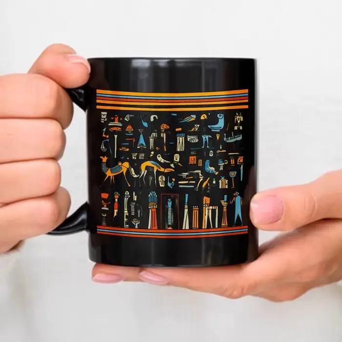 Tasse en céramique noire avec hiéroglyphes égyptiens et symboles conçus pour le café, le thé ou l'ut