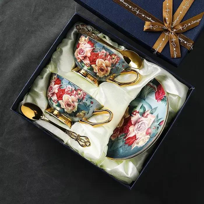 Tasse à café en porcelaine dorée style floral élégant pour pauses café et thé occasions spéciales et quotidiennes