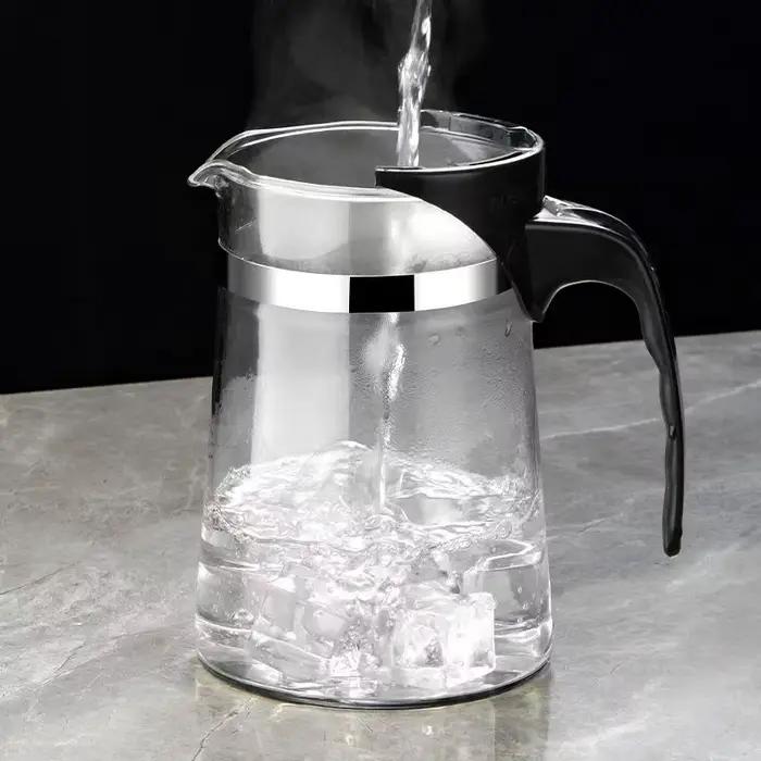 Tasse en verre élégante avec filtration intégrée pour thé et café pour moments de détente et occasions spéciales