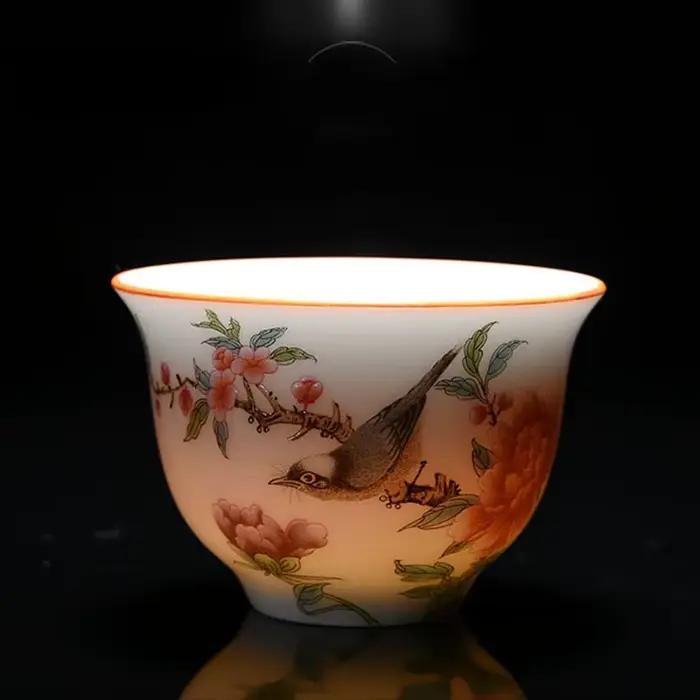 Tasse à thé en porcelaine blanche