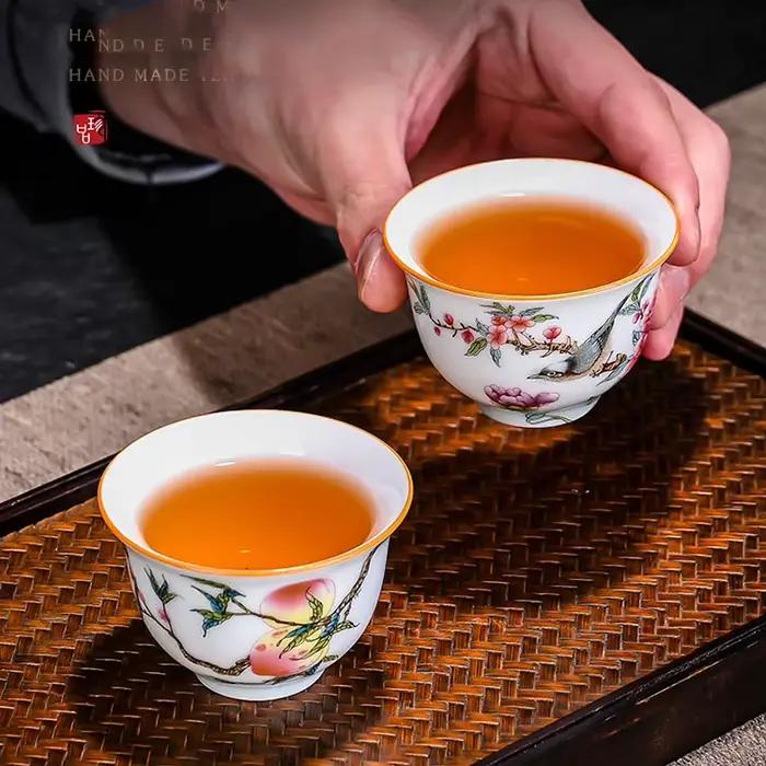 Tasse à thé en porcelaine blanche