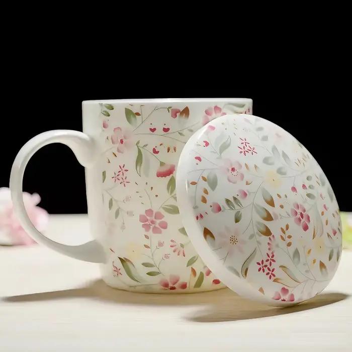 Tasse en porcelaine véritable à motifs floraux roses avec couvercle pour petit déjeuner élégant et pause café occasions spéciales