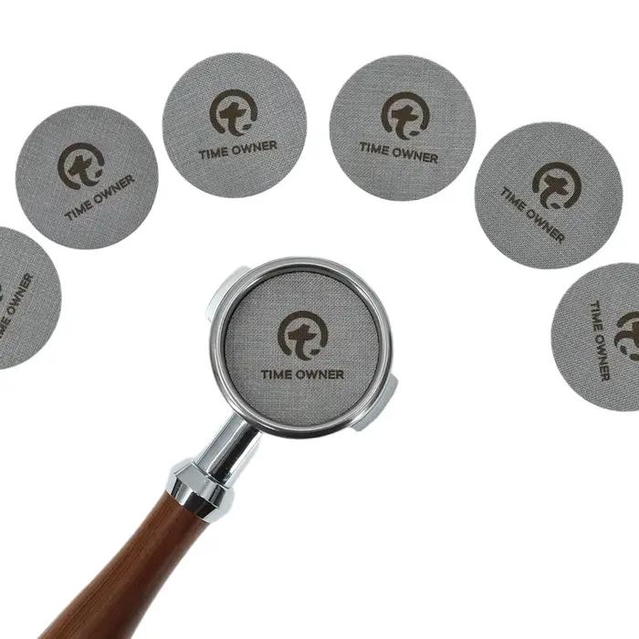 Écran filtrant à café réutilisable en acier inoxydable gris clair pour une filtration précise et une tasse de café pur et doux à offrir pour les amateurs de café