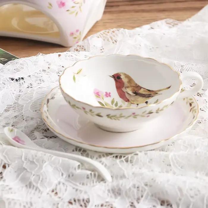Tasse et soucoupe en céramique Phnom Penh avec motif floral pour pauses café et thé élégantes occasions spéciales