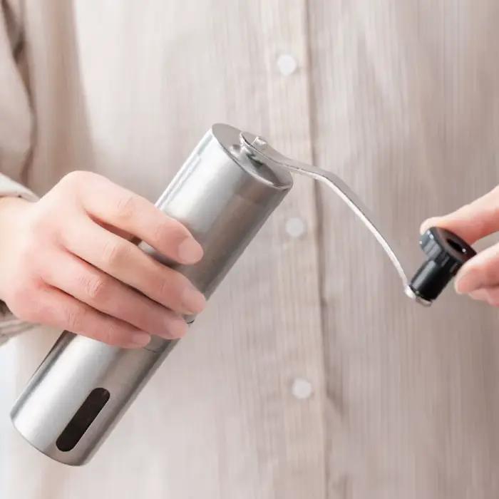 Moulin à café manuel en acier inoxydable avec noyau en céramique pour une tasse de café torréfiée artisanale et unique pour les amateurs de café occasions spéciales
