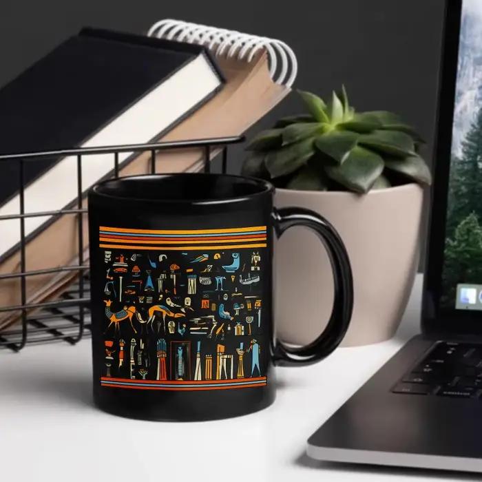 Tasse en céramique noire avec hiéroglyphes égyptiens et symboles conçus pour le café