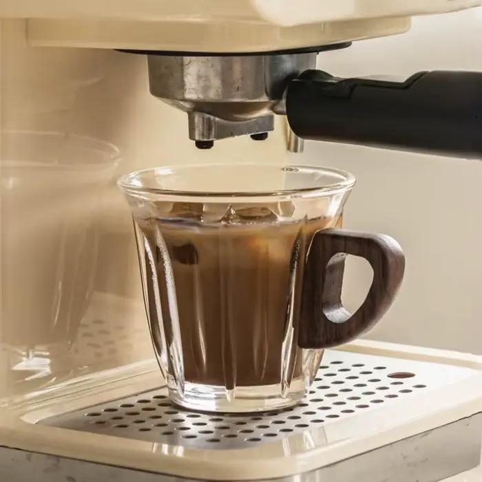 Ensemble de tasses à café en verre avec soucoupes et tasses dédiées pour café, thé, lait et latte pour usage domestique et professionnels