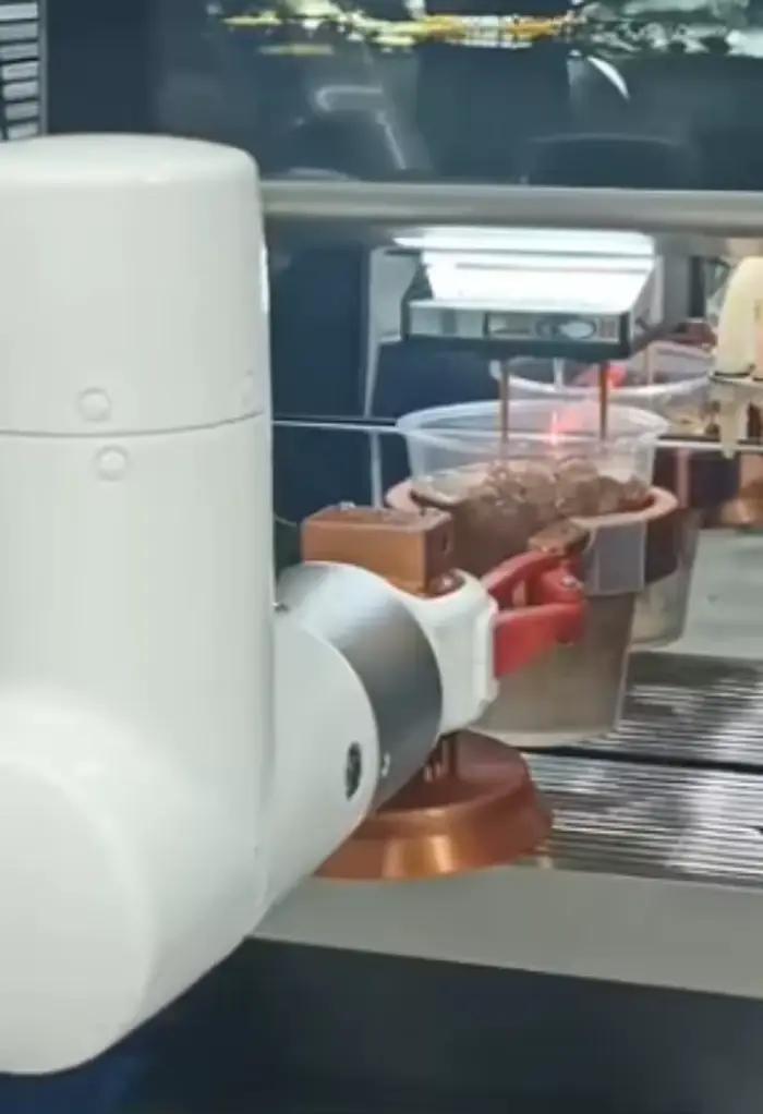 Distributeur automatique de café robotisé à 6 axes