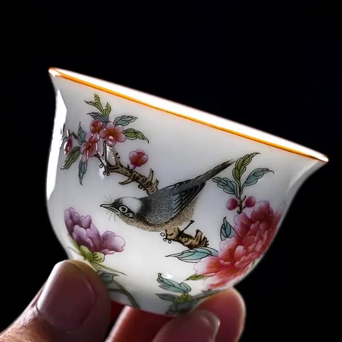 Tasse à thé en porcelaine blanche