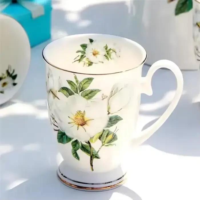 Tasses à café en porcelaine d'os peinte avec un motif floral moderne pour petit-déjeuner, café, thé, occasions spéciales et cadeaux d'anniversaire, de Noël, de mariage