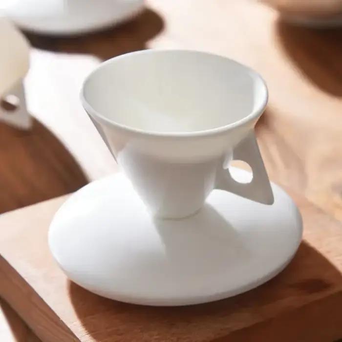 Ensemble de tasses à café et soucoupes en céramique noire pour moments de détente et partage style élégant occasions spéciales