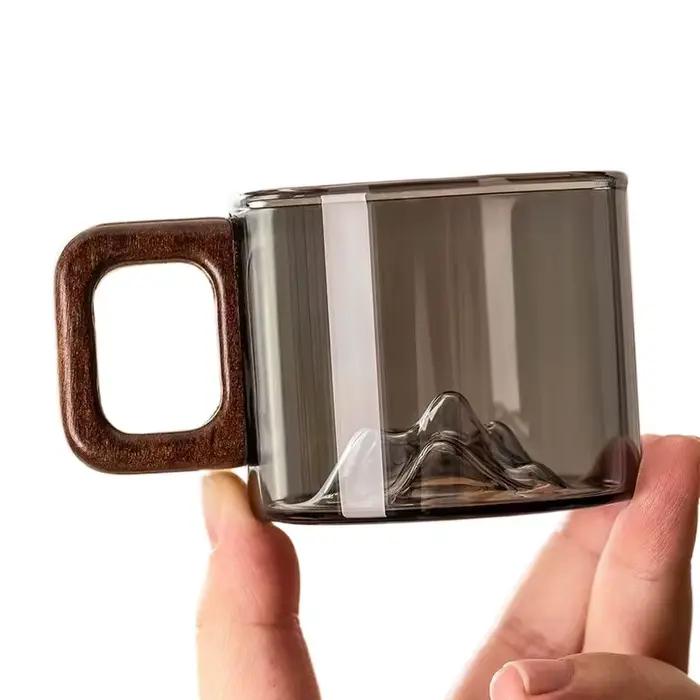 Petites tasses en verre gris fumé