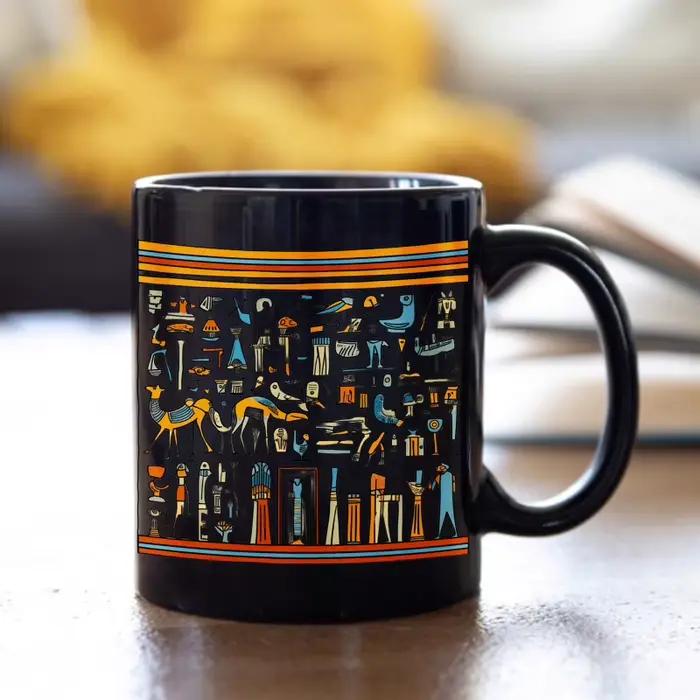 Tasse en céramique noire avec hiéroglyphes égyptiens et symboles conçus pour le café