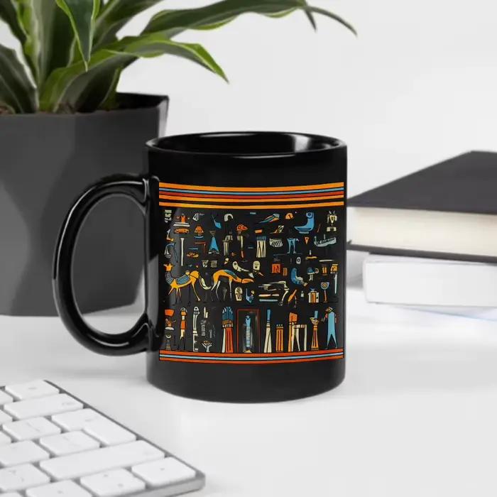 Tasse en céramique noire avec hiéroglyphes égyptiens et symboles conçus pour le café