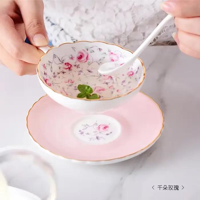 Tasse et soucoupe en céramique Phnom Penh avec motif floral pour pauses café et thé élégantes occasions spéciales