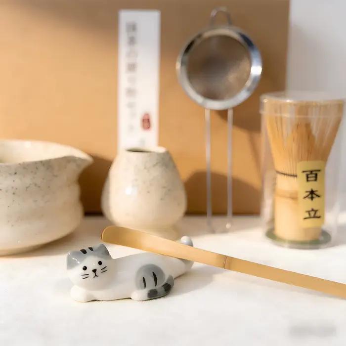 Ensemble de thé matcha en céramique gris clair comprenant bol, cuillère en bambou, fouet et tamis pour amateurs et débutants