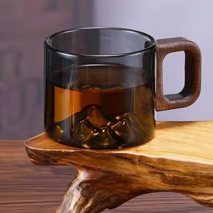 Petites tasses en verre gris fumé