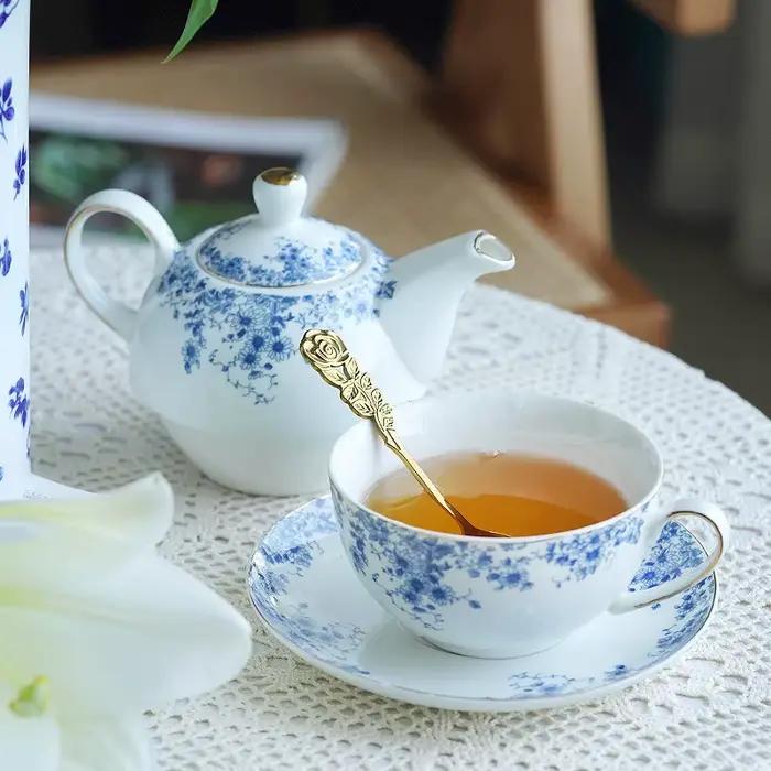 Ensemble de tasses à thé marguerite bleue et blanche classique pour la maison, théière à fleurs anglaises, tasse et soucoupe en céramique porcelaine pour l'après-midi