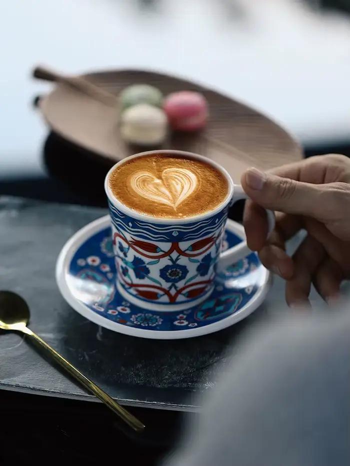 Ensemble tasse à café et soucoupe en céramique latte art