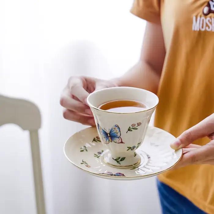 Tasse à café et soucoupe papillon de jardin doré Vintage